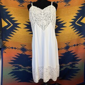 Vtg Vanity Fair White Nylon Full Slip/Dress Lingerie Lace top Lace Hem Sz 38